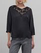 Blusa negra de rejilla con bordado floral-3