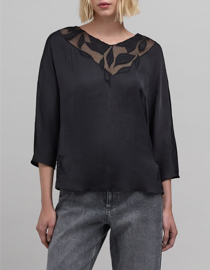 Blusa negra de rejilla con bordado floral-3