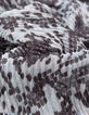 Cremewei&szlig;es Damenhalstuch mit Plissee und Animal-Print-3