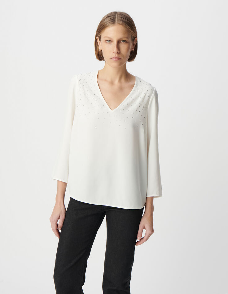 Blusa de mujer en color crudo con adorno de tachuelas-2