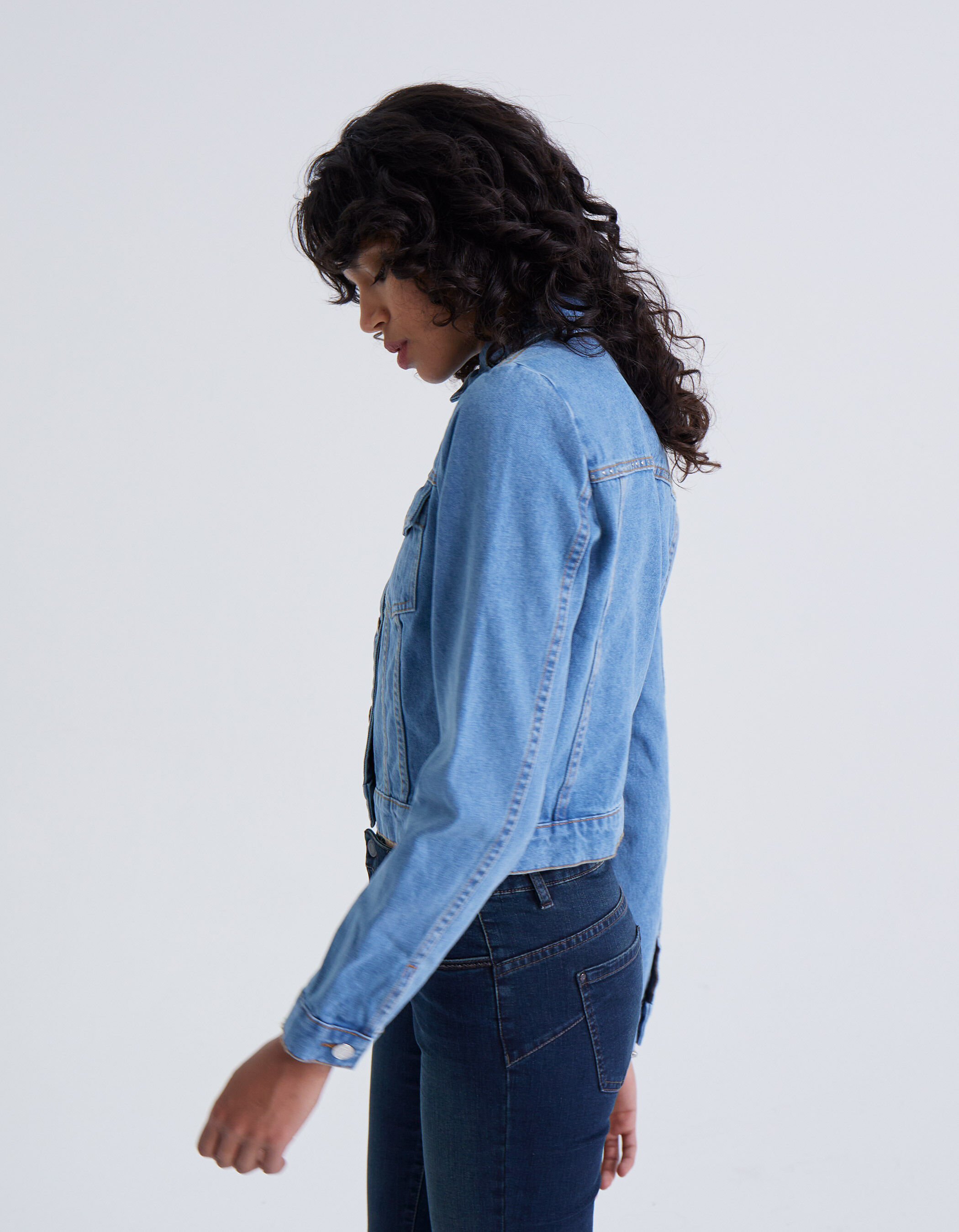 Veste en jean bleu avec clous dos Femme