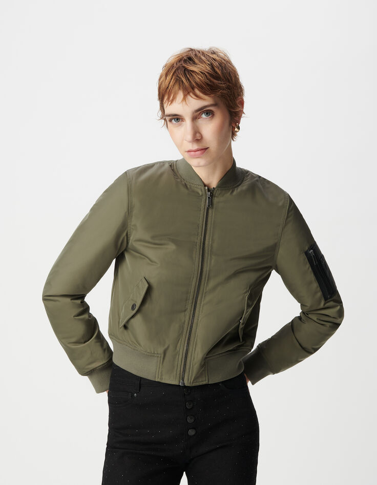 Bomber corta de mujer de color caqui con bolsillo de dos piezas con cremallera-4