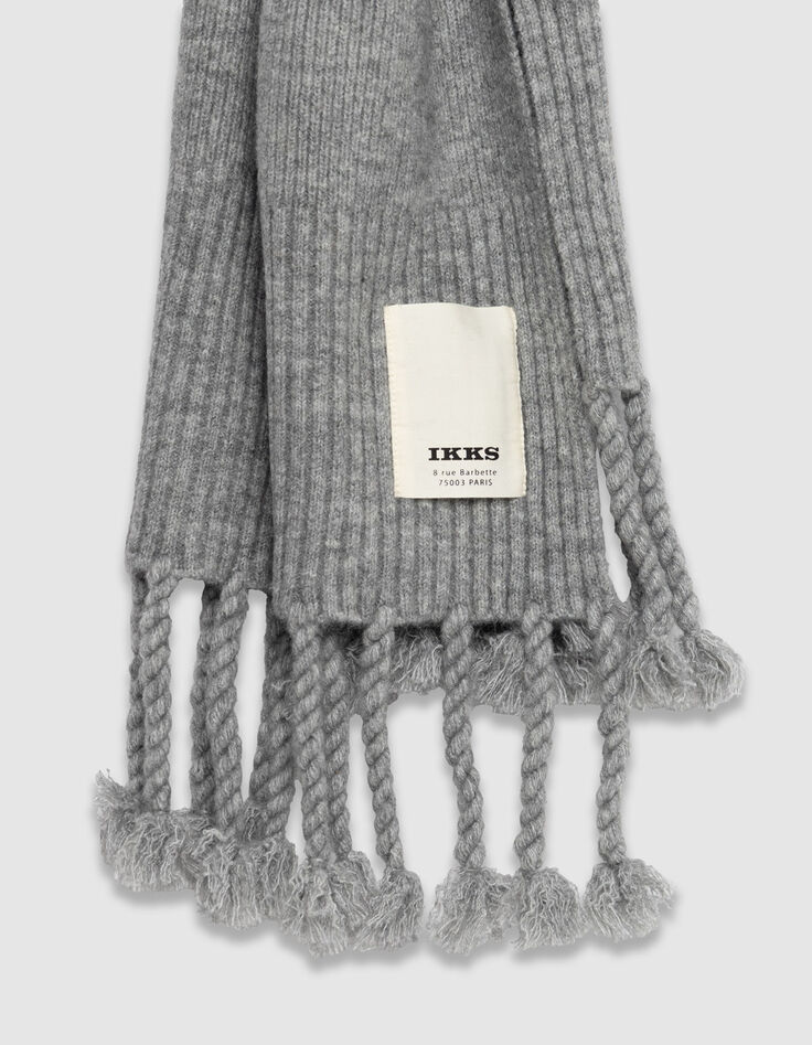 Grauer Damenstrickschal mit Fransen-4
