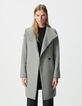 Abrigo gris botonadura asim&eacute;trica mujer-3