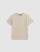 Beiges Jacquard-Jungen-T-Shirt mit gestickter Tasche-3