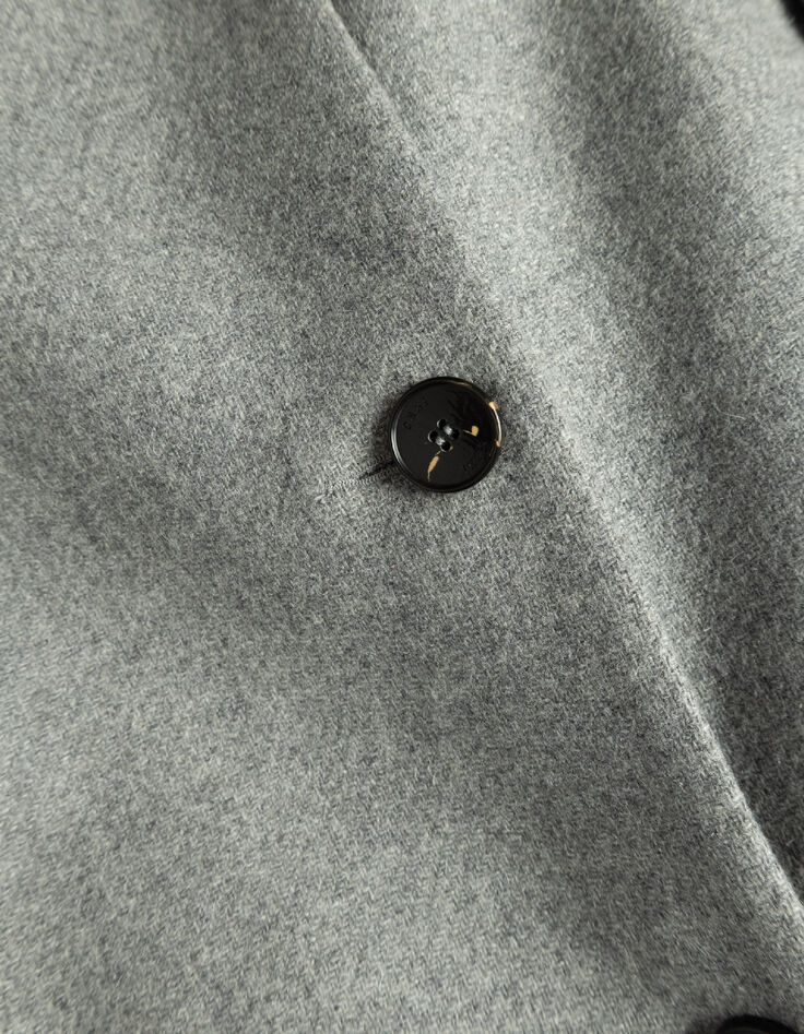 Abrigo gris botonadura asim&eacute;trica mujer-9