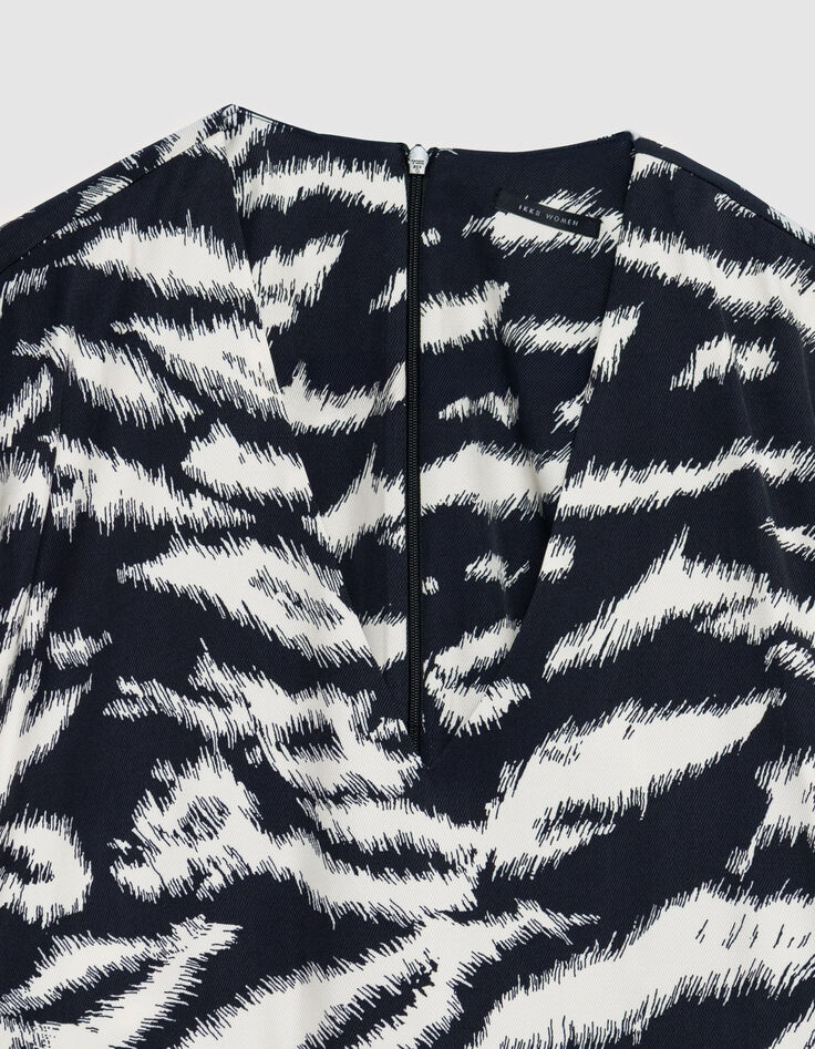 Mujer vestido negro con estampado de cebra-6