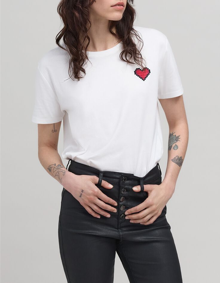 Camiseta blanca de algod&oacute;n bordado de corazones y p&iacute;xeles-2