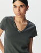 Camiseta manga corta gris acanalada escote joya mujer-4