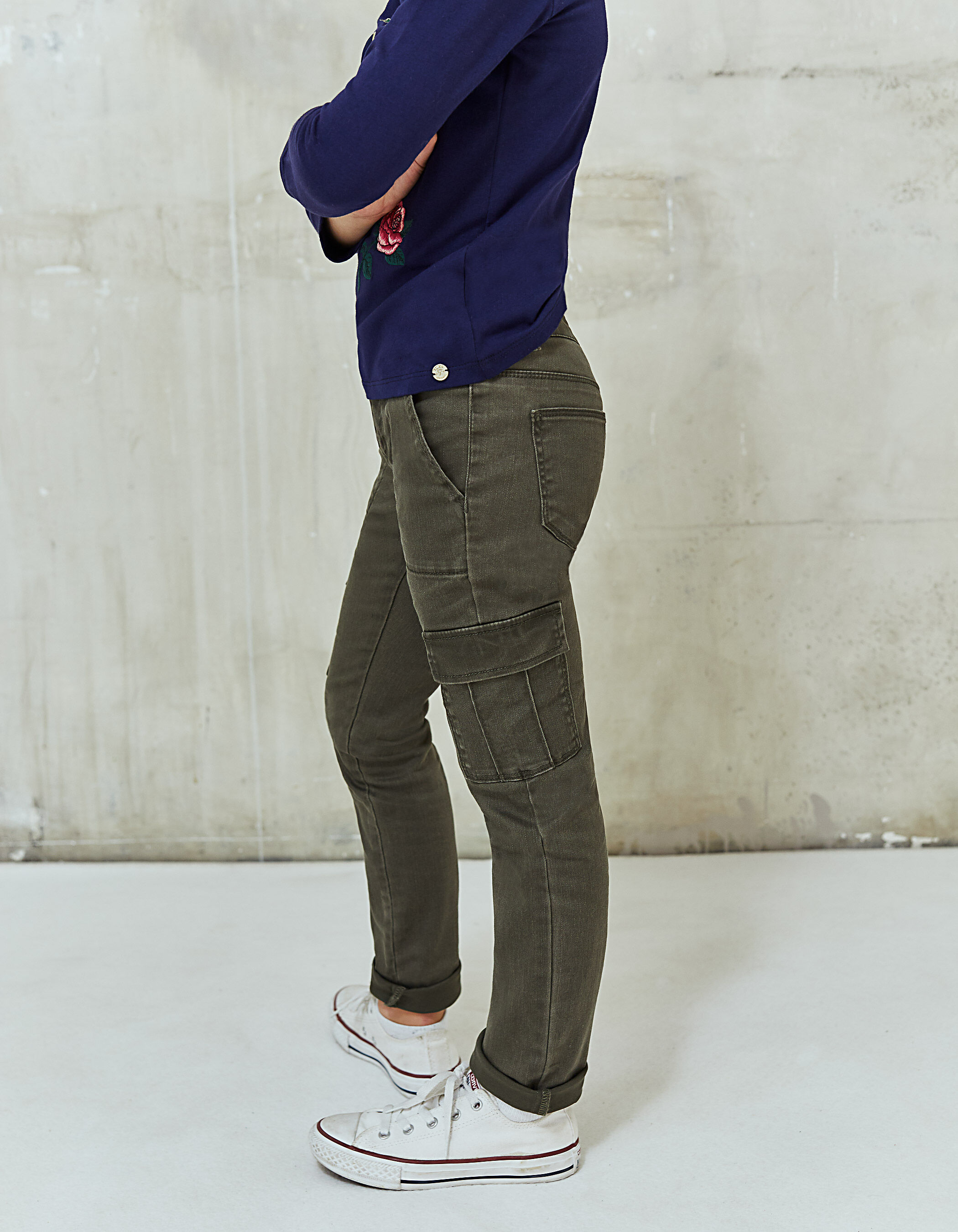 Pantalon caqui con tenis outlet