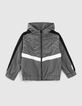 Grauer Jungenwindbreaker mit Zielflaggenmotiv am Futter-1
