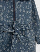 Kurzer Medium Blue M&auml;dchenjeansoverall mit Blumenprint-6