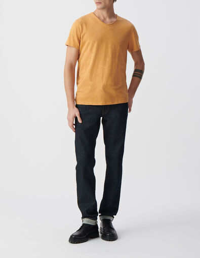 Men&rsquo;s turmeric organic cotton Essential V-neck T-shirt - IKKS