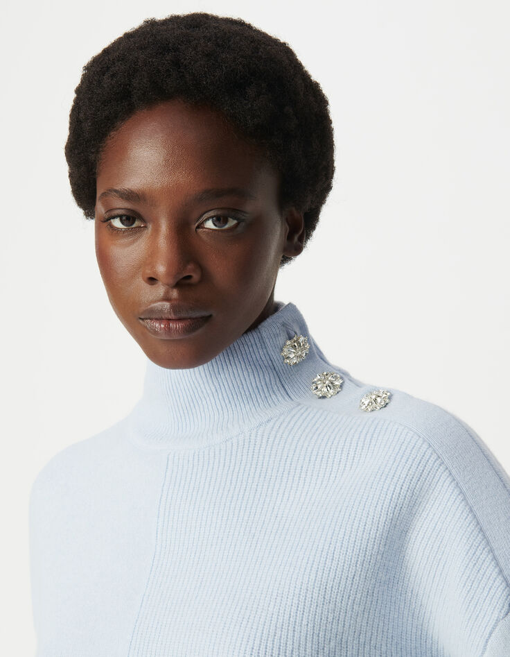 Damen himmelblauer Stehkragen-Strickpullover mit Strasskn&ouml;pfen-5