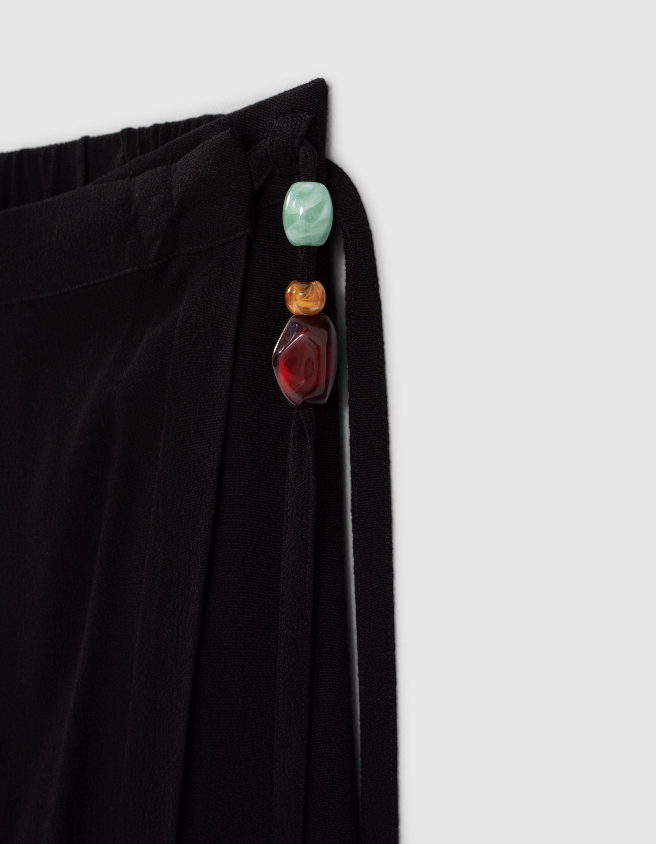 Pantal n cruzado negro Ecovero maxi cuentas mujer