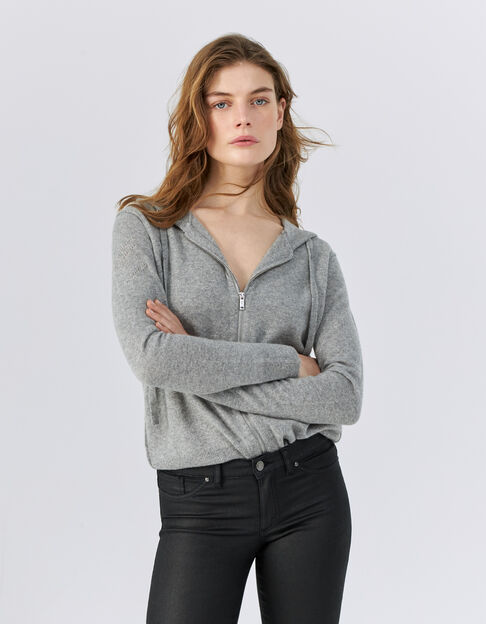 Graue Damenkapuzenstrickjacke aus Kaschmir mit Fischgräten