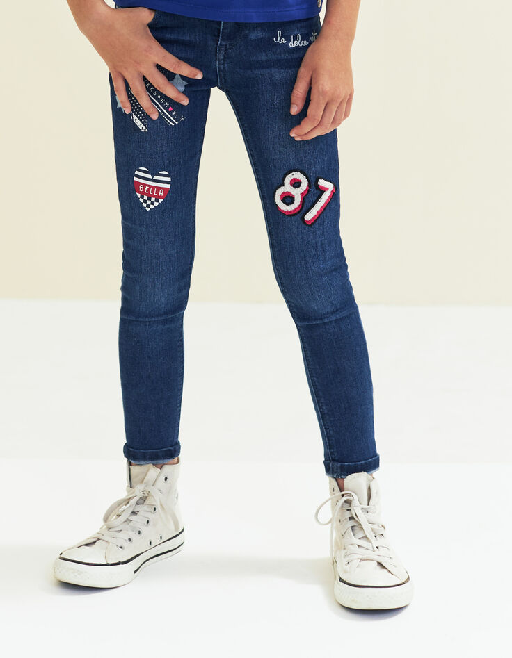 Jean skinny bleu, décors broderies et patchs fille-2