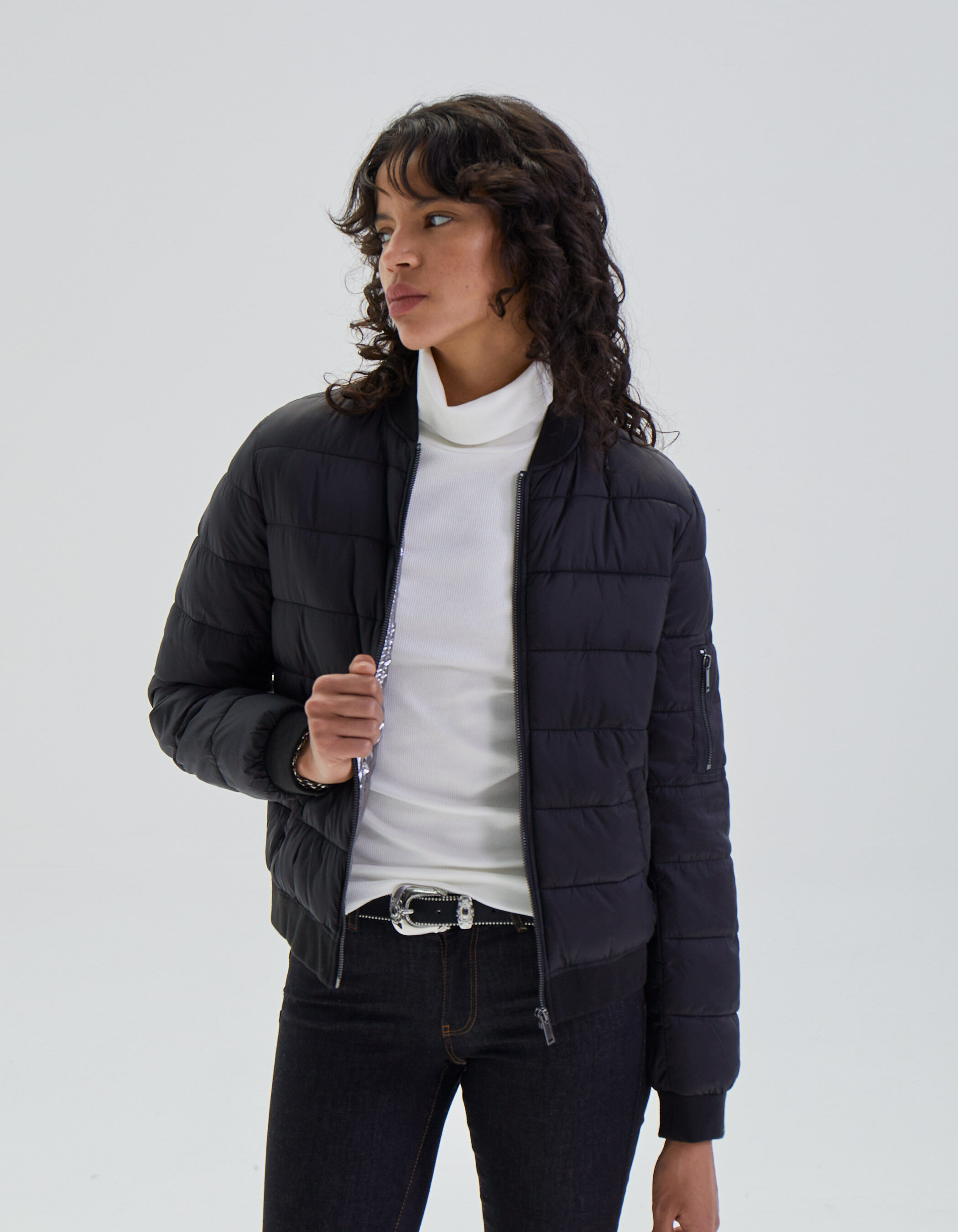 Sous doudoune courte noire col montant et badge femme IKKS