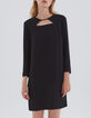 Vestido negro con collar de eslabones metal delante mujer-5