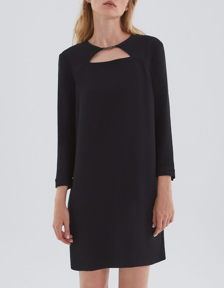 Vestido negro con collar de eslabones metal delante mujer-5