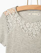 Camiseta gris jaspeado medio con encaje niña-3