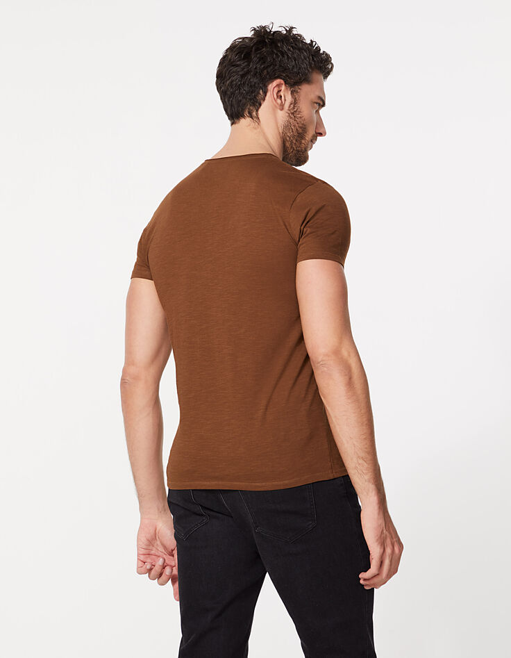 Men’s cognac Essential V-neck T-shirt-3