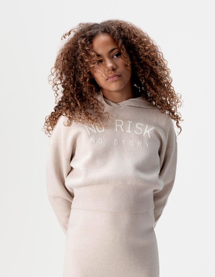 Beige gebreide trui met kap en tekst meisjes-1 Beige gebreide trui met kap en tekst meisjes-1