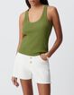 Dames-tanktop in groene ribtricot met visgraatborduursel op de rug-2