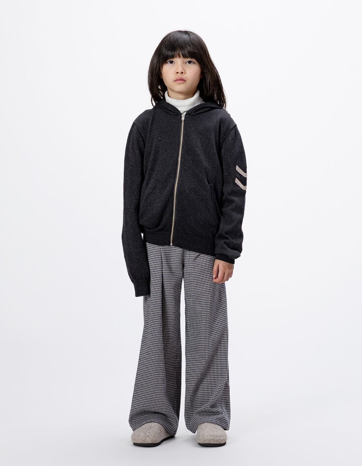 Schwarze Mädchenstrickjacke mit Lurex und Fischgräten-1 Schwarze Mädchenstrickjacke mit Lurex und Fischgräten-1