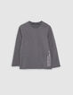 Graues Jungenshirt mit geflockter Tasche-1