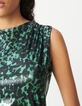 Dames-top met camouflageprint in groen metallic-4
