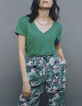 Tee-shirt vert encolure V maille lin irisée Femme-4