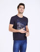 Camiseta marina con foto de palmeras y rayas Hombre-2
