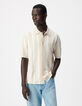 Camisa de punto beige de manga corta con rayas anchas-1