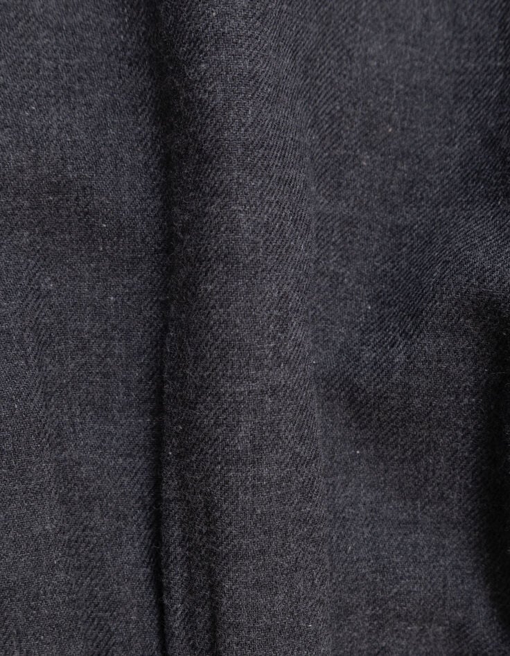Graue Mädchenbluse mit weitem Kragen Stick-7 Graue Mädchenbluse mit weitem Kragen Stick-7