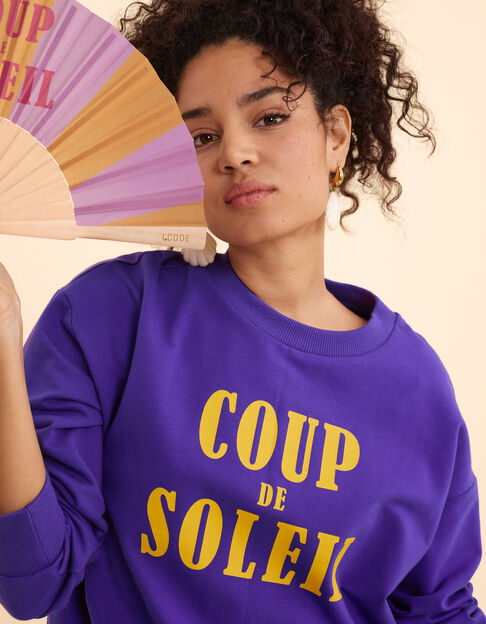 Lila Sweatshirt mit I.Code-Botschaft