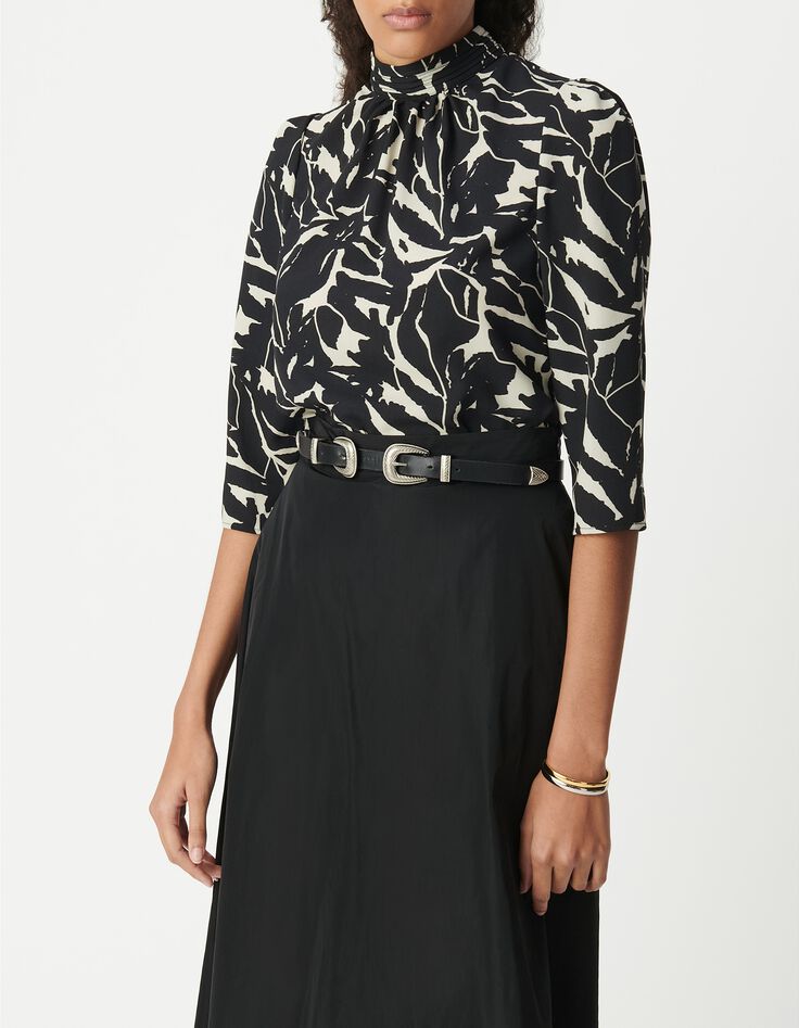 Vloeiende zwarte damesblouse met zebrabloemprint-2