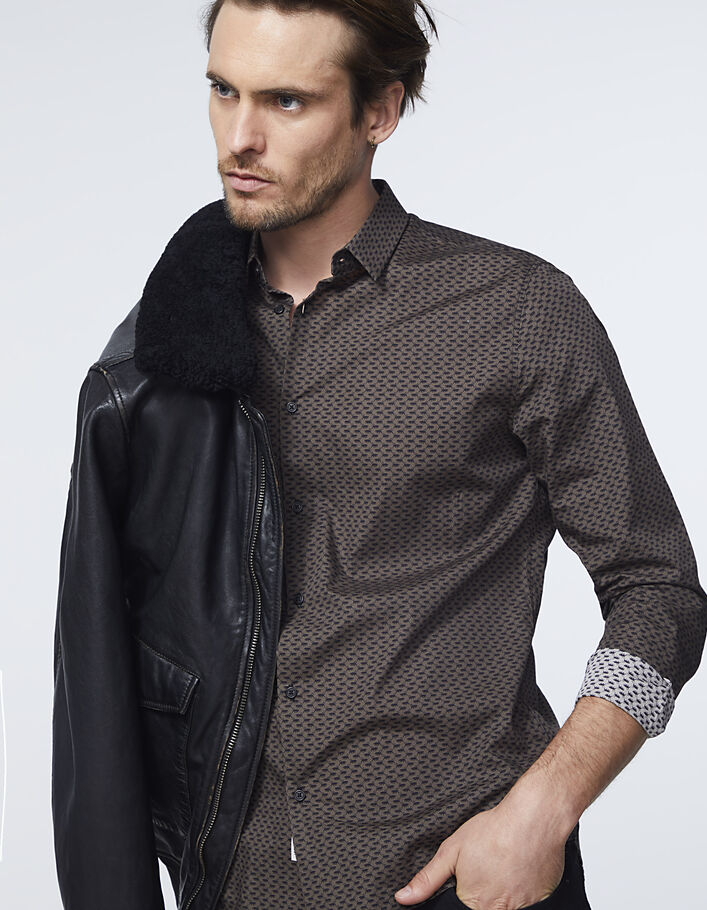 Dunkel khakigrünes SLIM-Herrenhemd mit Allover-Tigerprint - IKKS