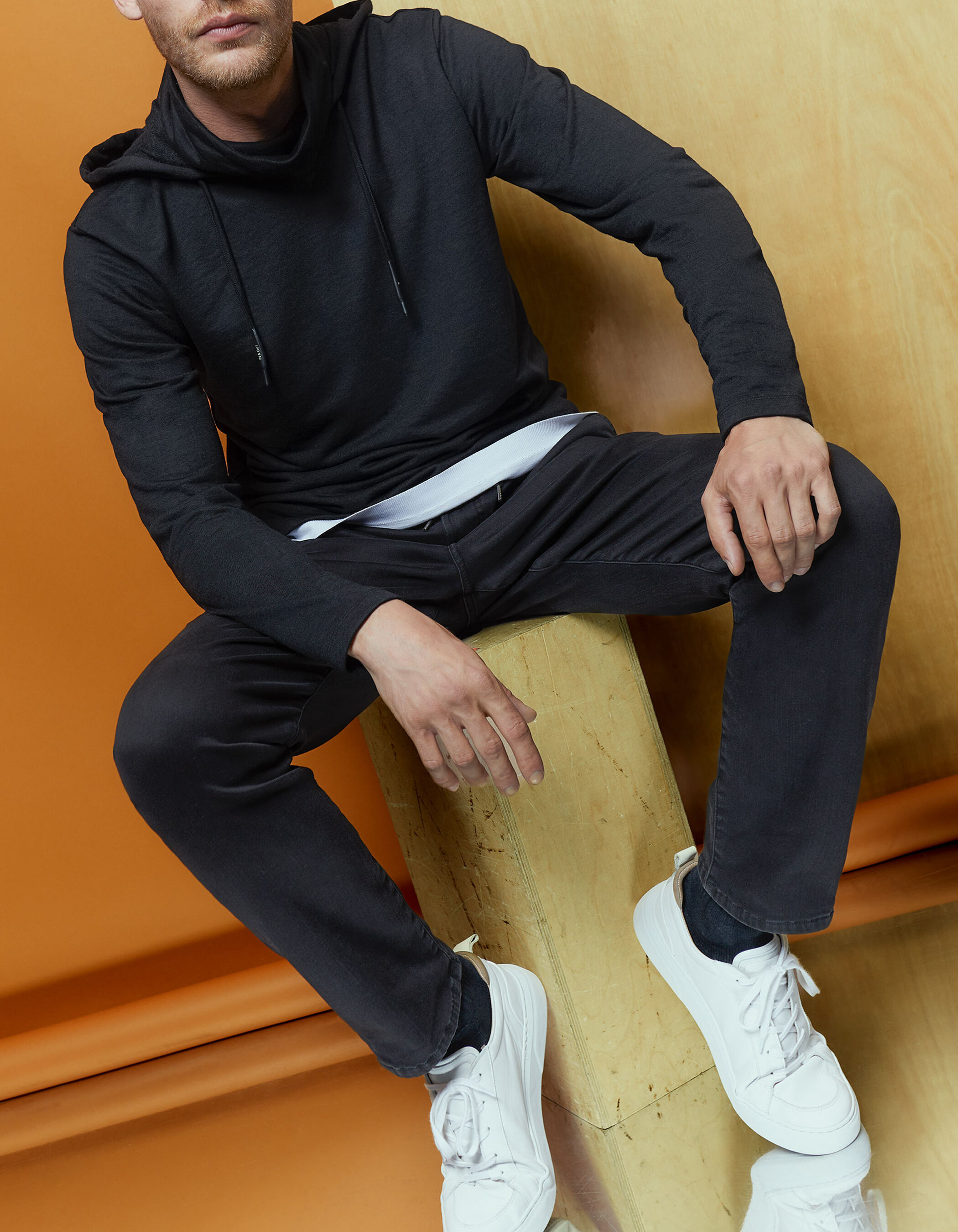 Camiseta negra cuello alto y capucha hombre