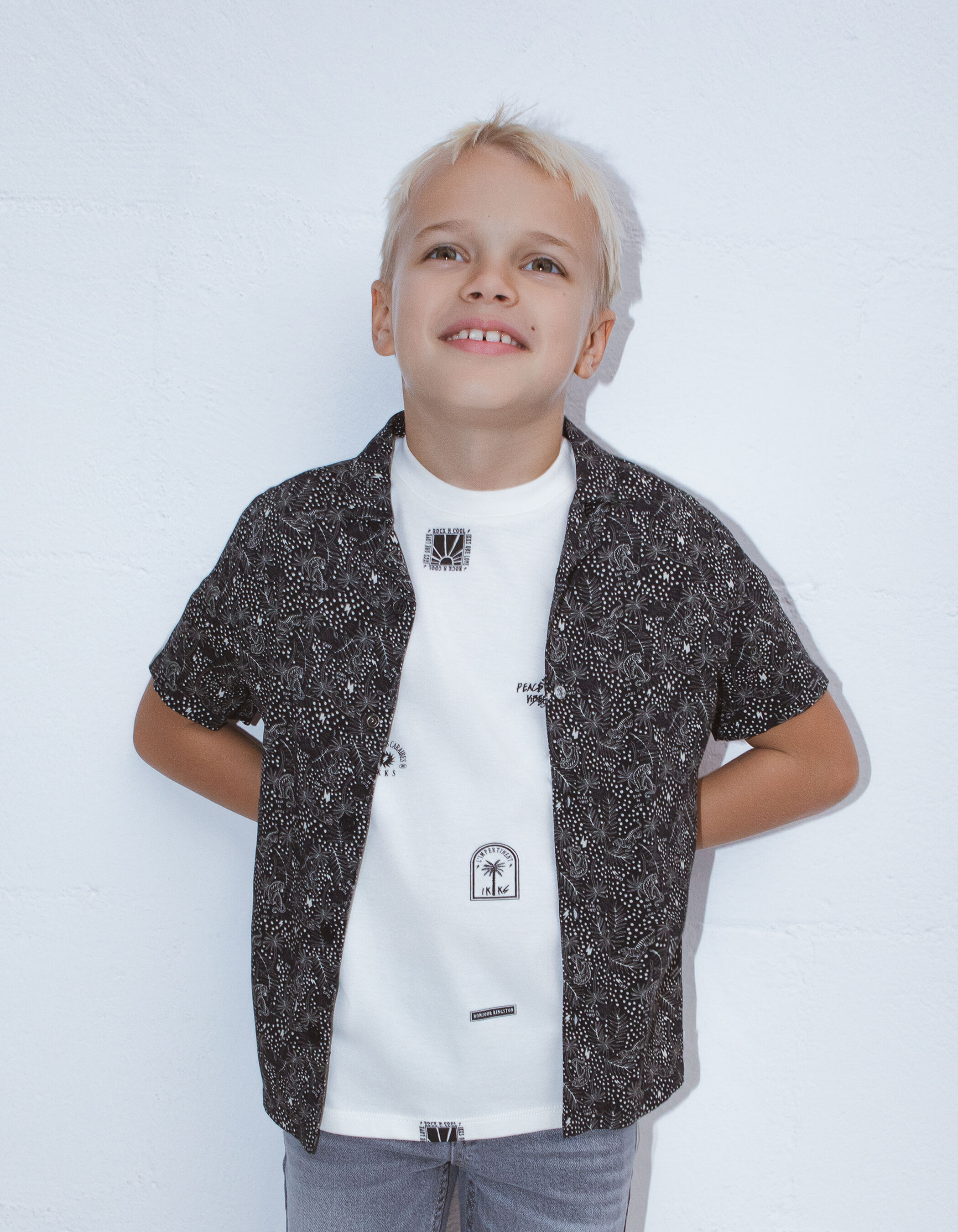 Camisa negra LENZING ECOVERO estampado exotico nino IKKS