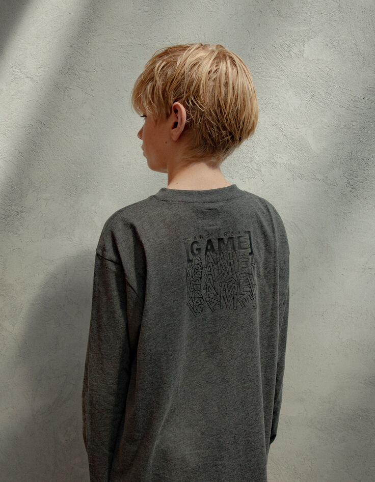Grey t-shirt with pocket and gum message on boy's back-2