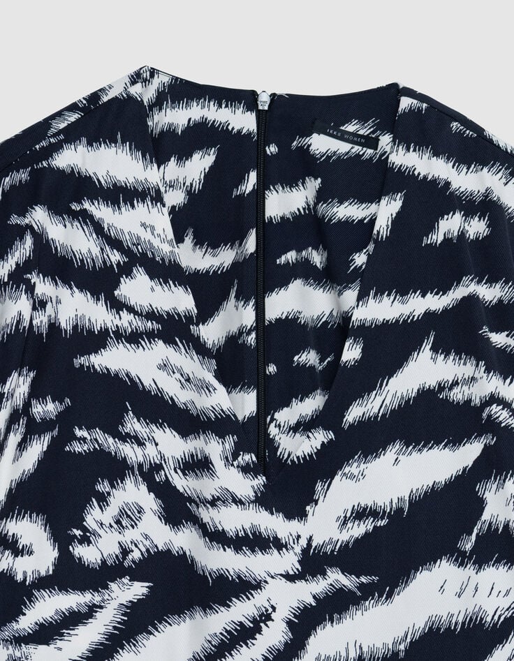 Mujer vestido negro con estampado de cebra-3