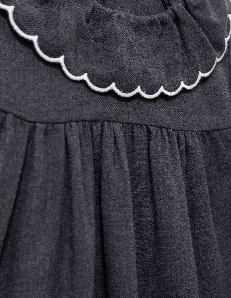 Graue Mädchenbluse mit weitem Kragen Stick-5 Graue Mädchenbluse mit weitem Kragen Stick-5