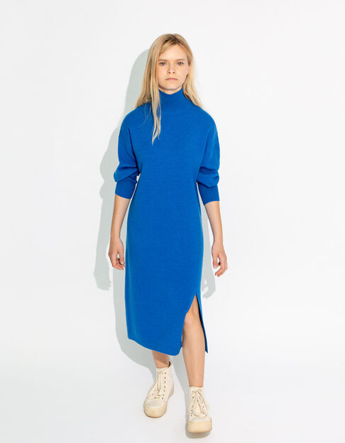 Blaues Mädchenstrickkleid mit hohem Kragen und Schlitzen