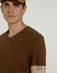 Camiseta L'Essentiel tabaco cuello V Hombre-2