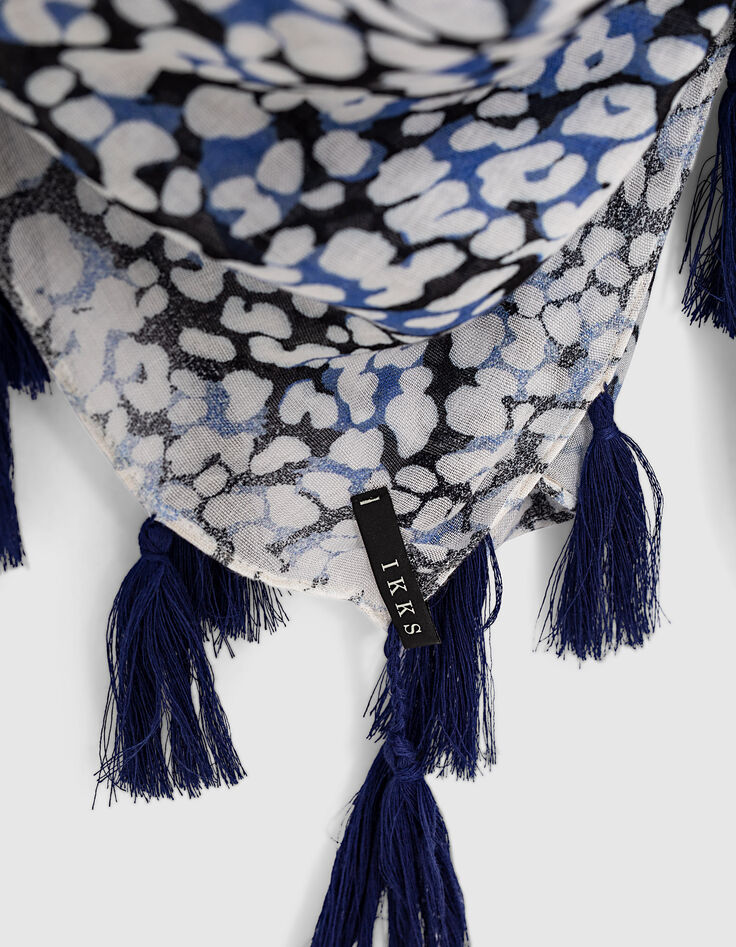 Carré fin motif léopard noir et bleu sur fond blanc femme-3