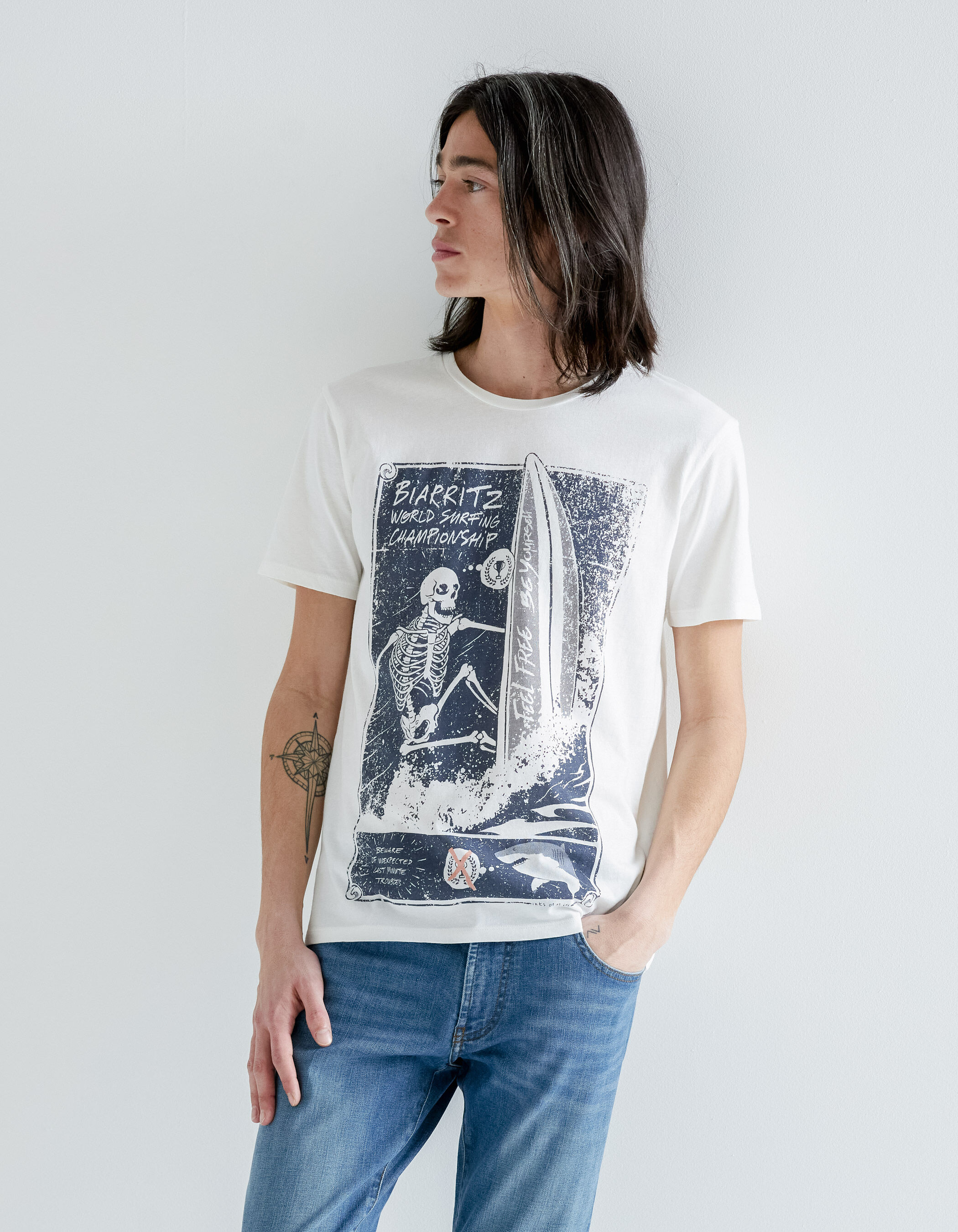 Camiseta blanco roto esqueleto surfero Hombre