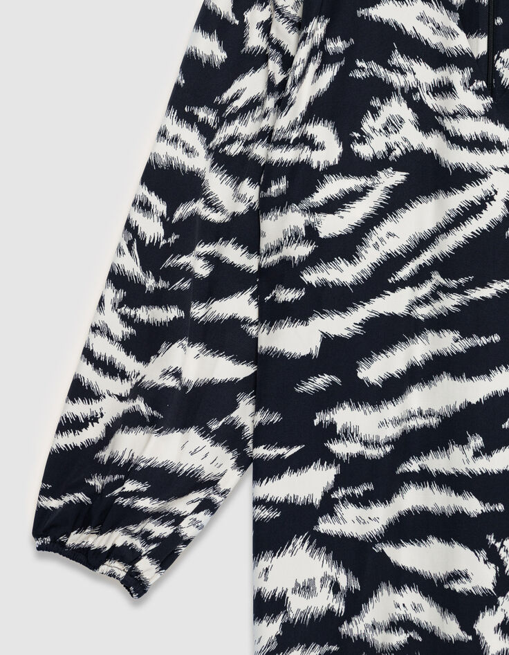 Mujer vestido negro con estampado de cebra-8