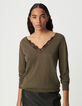 Khaki Damenpulli mit Ausschnitt vorne und Spitze im Rücken-2