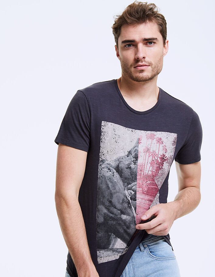Camiseta antracita con visual Pensador-L.A Hombre - IKKS